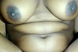 Büyük Sik Amcığını Yoğun Güçle Vuruyor