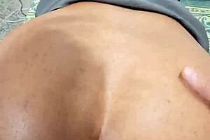 في فلوريدا، فتاة تشكو بينما حماها يستمر في ضرب مؤخرتها الكبيرة تحليلياً