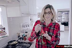 Pervymother - ongezeglijke stiefzoon verslindt zijn verfijnde moeders kutje tijdens de vakantie