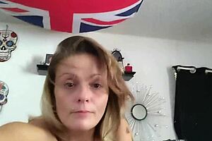 mandeezy4u2 toys her wet pussy with amateur vibes