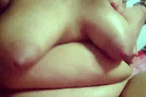 exibindo e tocando minha buceta cheia de tesão