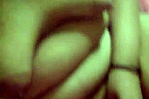 exibindo e tocando minha buceta cheia de tesão