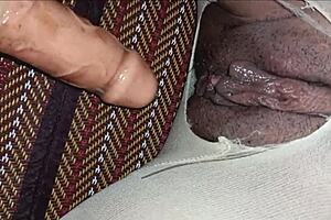 น้ำเงี่ยนของเธอเอาให้สอยแหย่เข้าไปได้ทั้งสอง