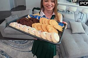 mazy myers lets boyfriend fill her girl scout cookie with cream