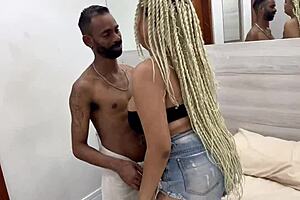 A safada cavalona com 2 machos no motel ganhou pica e muito leite na boca