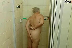 Madrasta pulled her adopted son’s cock while taking a bath