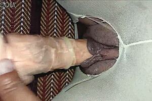 น้ำเงี่ยนของเธอเอาให้สอยแหย่เข้าไปได้ทั้งสอง