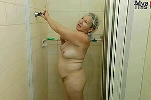 你看到她在淋浴间自慰高潮了吗？