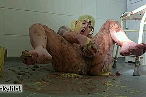 kinkylilqt feels dirty thrill squashing cake with ass and fucking herself
