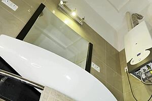 Vruća plavuša žena u mini suknji pokazuje gaćice