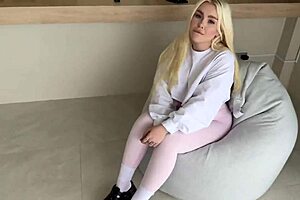 College girl visits classmate's house and offers herself for intimate encounter