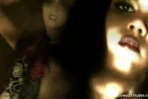 مقدس ومثير بوليوود عسل ترقص عارية بشكل مثير