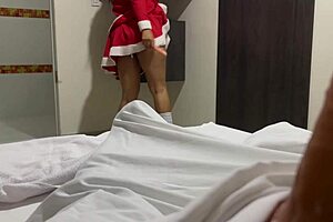 anciano pervertido paga a la enfermera para que le saque la leche