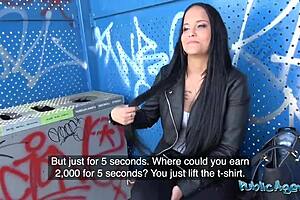 סוכן ציבורי בת 18 שחומה תלמידה עם ציצים יפים מזיינת בחוץ בפעם הראשונה