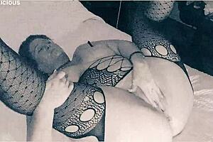 juicy rubii masturbates again at home