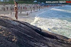 sonho de corno - dessa vez eu como um corninho puto passei dos limites ela deu pra mais de 20 caras na praia porem só consegui gravar alguns fodendo com ela