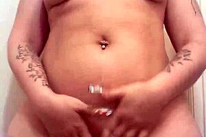 queenjuiccy with big booty, white girl