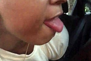 Ebony woman offers roadside assistance in vehicle