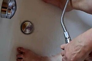 dreckige f��e in der badewanne waschen