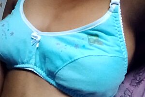 Desi girl shows amazing natural boobs in solo scene