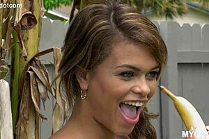 The girl was fucked by a banana, a new craze in sex