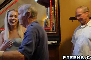 Blondă experimentată tânără 18+ aplecată pentru două puli în threesome