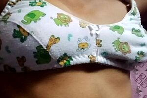 Desi girl shows amazing natural boobs in solo scene