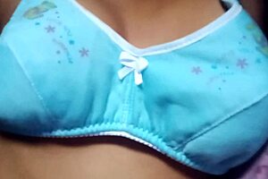 Desi girl shows amazing natural boobs in solo scene