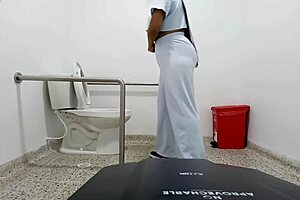 Cámara amparamente en el baño de hospital
