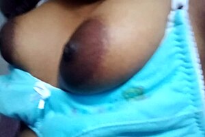 Desi girl shows amazing natural boobs in solo scene