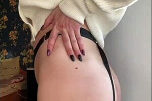 The beautiful girl has a very sexy and creamy squirt