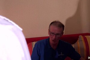 美丽18+少女酒店邂逅中刺激74岁老人