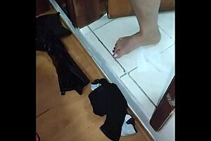 Detr�s de c�maras de un tr�o hombre mujer hombre tambi�n te orinas en la ducha tutorial de como lavarse el ano en la ducha paso a paso