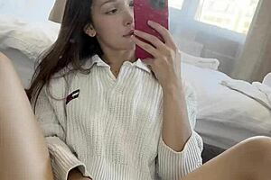 Ellie Leenがフロントミラーで指マン