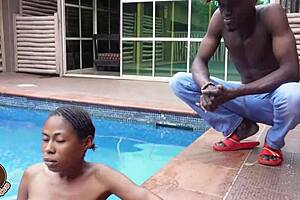 Dostala veľký čierny chuj po plávaní v bazéne