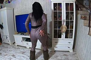 出轨人妻穿紧身衣给朋友口交😈