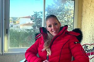 Aurbeaureal, rubia magnífica, anhela sexo duro en medias y lencería