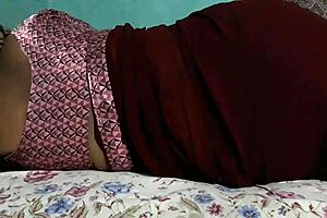 Sanjana aunty showing her ass in maroon saree 😍