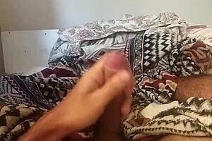 Бразильский парень 18+ дрочит в спальне