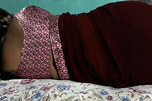 Sanjana aunty showing her ass in maroon saree 😍