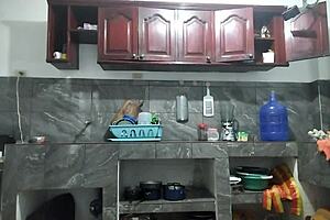 ראיתי את החברה בת 25 שלי עוברת מרכך לקשה במטבח.