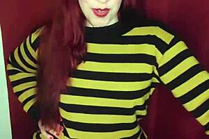 tu hermanastra se calienta con tus nudes y va por vos con el plug