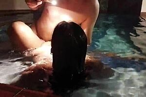 我在泳池里操了我哥们的旧情人