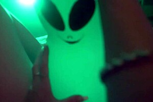 oh wow, this milf masturbates with a monster alien inflatable toy and squirts everywhere 😍💦