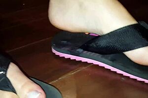 Luh gives an amazing footjob with her feet