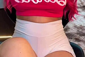 Lick this delicious pussy, Rosa Vermelha!