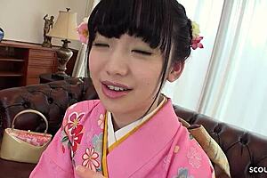 일본 전통 게이샤 틴 18+가 처음으로 털보지 가지고 놀아 유혹해