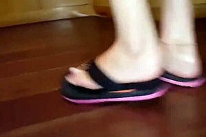 Luh gives an amazing footjob with her feet