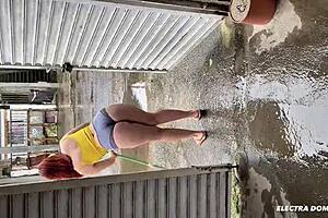 Eu contratei essa empregada para ajudar na obra ela tem a bunda linda todos ficaram babando