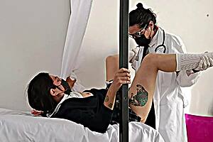 Orvos kihasználja a vizsgálatot, majdnem elkapják, baszik a pácienssel.